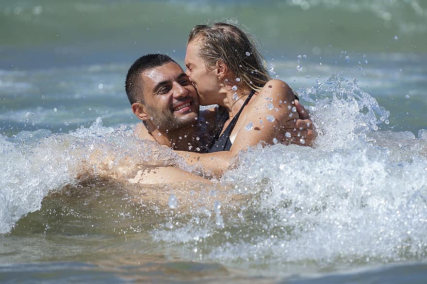 двойка, океан, плаж, вълна, плисък, обичам, море, романтика, щастлив, целувка, прегръдка