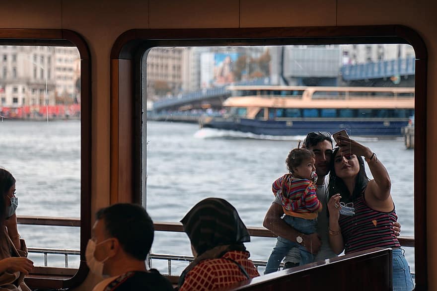kuģi, ģimeni, kruīzs, upes kruīzs, kreisēšana, selfie, attēlu uzņemšana, tālruņa fotogrāfija, ģimenes fotoattēls, Bērna nēsāšana, māte
