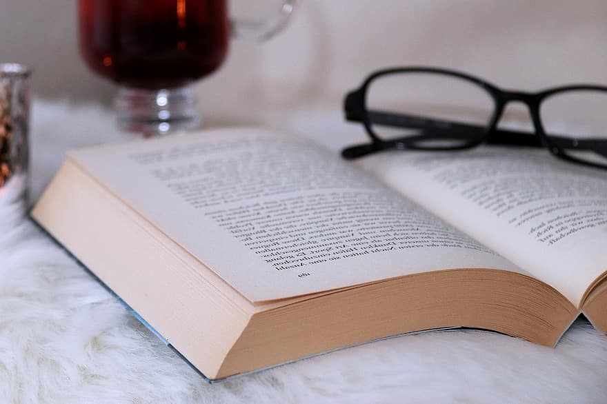 本、眼鏡、本のページ、読む、老眼鏡、本を開く、めがね、小説、趣味
