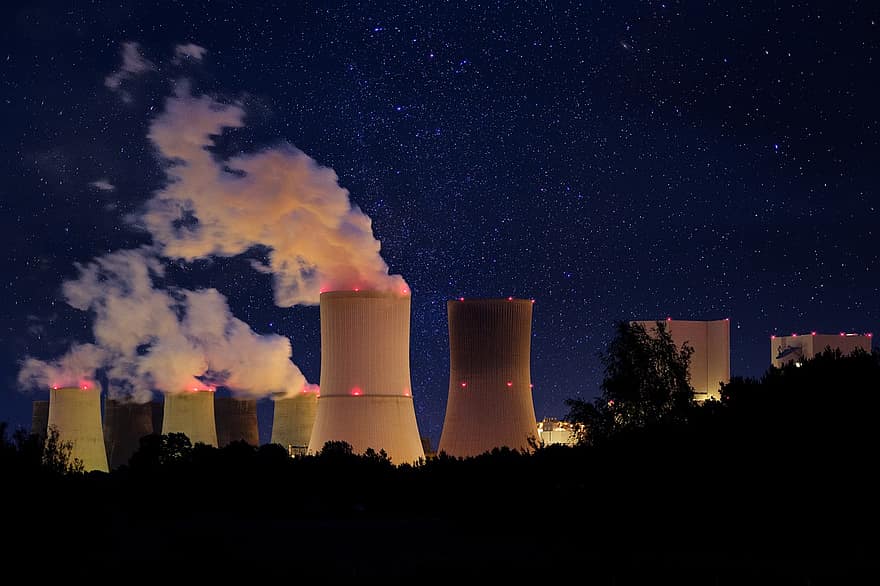 erőmű, atomerőmű, hűtő tornyok, kémény, füst, környezetszennyezés, éjszaka, csillagok, ég, épületek, ipar