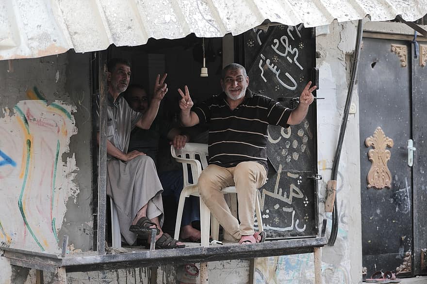 Hommes, copains, signe de paix, sourit, amusement, joie, Gaza