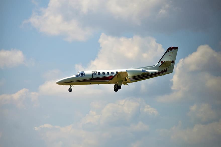 プライベートジェット、飛行機、航空、着陸装置、雲、空港、旅行、航空会社