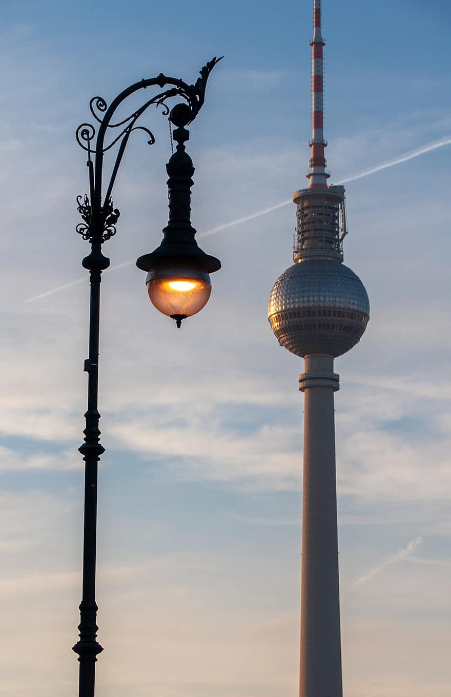 tour de télévision, Berlin, réverbère, la tour, ville, architecture, endroit célèbre, crépuscule, bleu, paysage urbain, structure construite