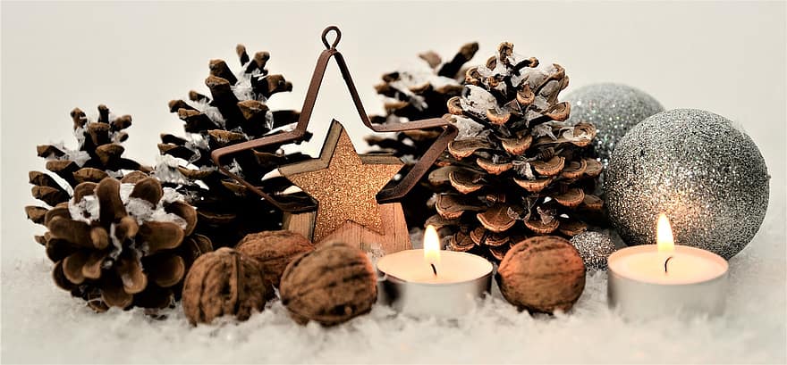 joulu, koriste, kynttilät, joulukoristeet, teetä kynttilät, kynttilänvalo, männynkävyt, tähti, helyjä, saksanpähkinät