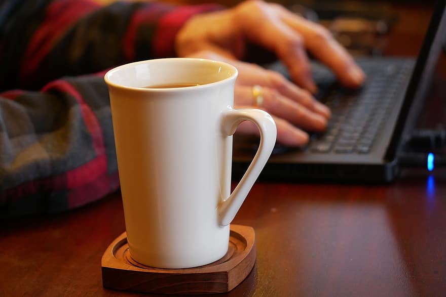jobbe hjemmefra, kaffe, krus, datamaskin, laptop, virksomhet, karantene, på nett, kaffekopp, drikke, koffein