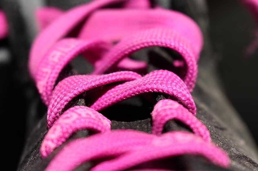 Кроссовки с розовыми шнурками. Розовые шнурки. Обувь с розовыми шнурками. Шнурки хоккей розовые. Чёрно розовые шнурки.