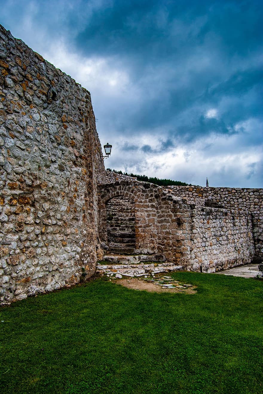Trávník, fortaleza, paredes, piedra, castillo, Bosnia y Herzegovina, Europa, balcánico