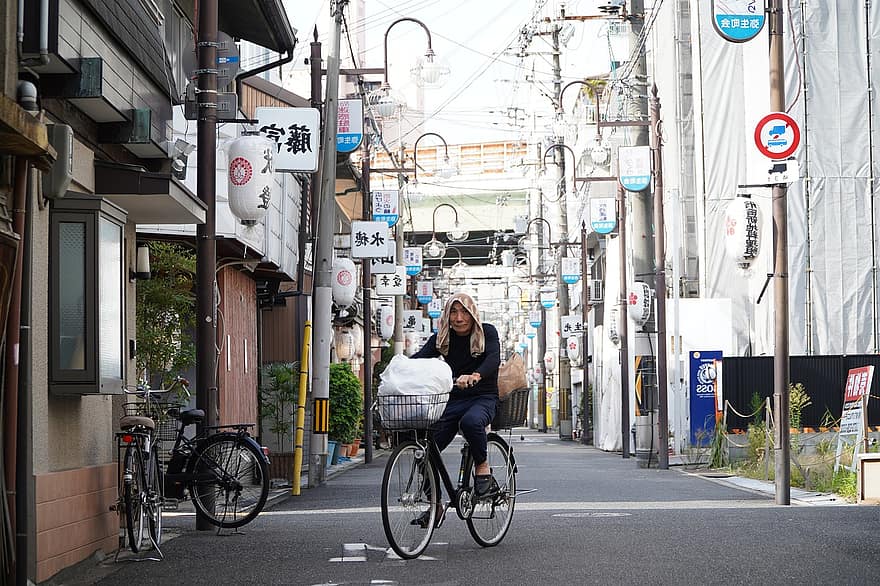 Férfi, utca, kerékpár, út, Osaka, Japán, városi élet, férfiak, kerékpározás, nők, felnőtt