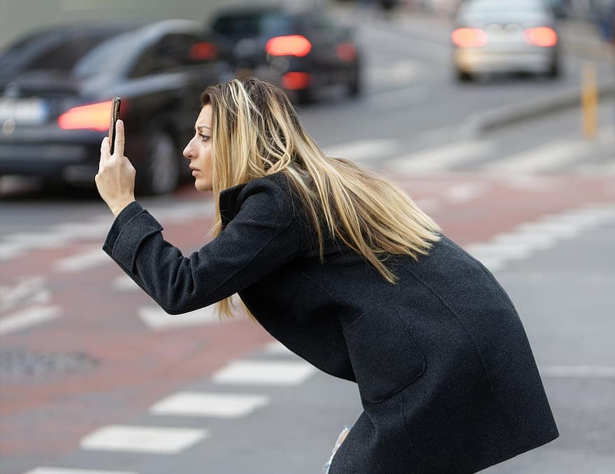 kvinde, tager et billede, smartphone, gade, by-