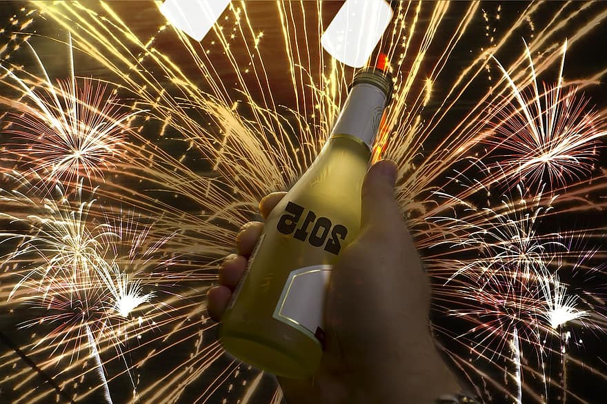 Vispera de Año Nuevo, cambio de año, mano, champán, estados financieros anuales, mantener, fuegos artificiales