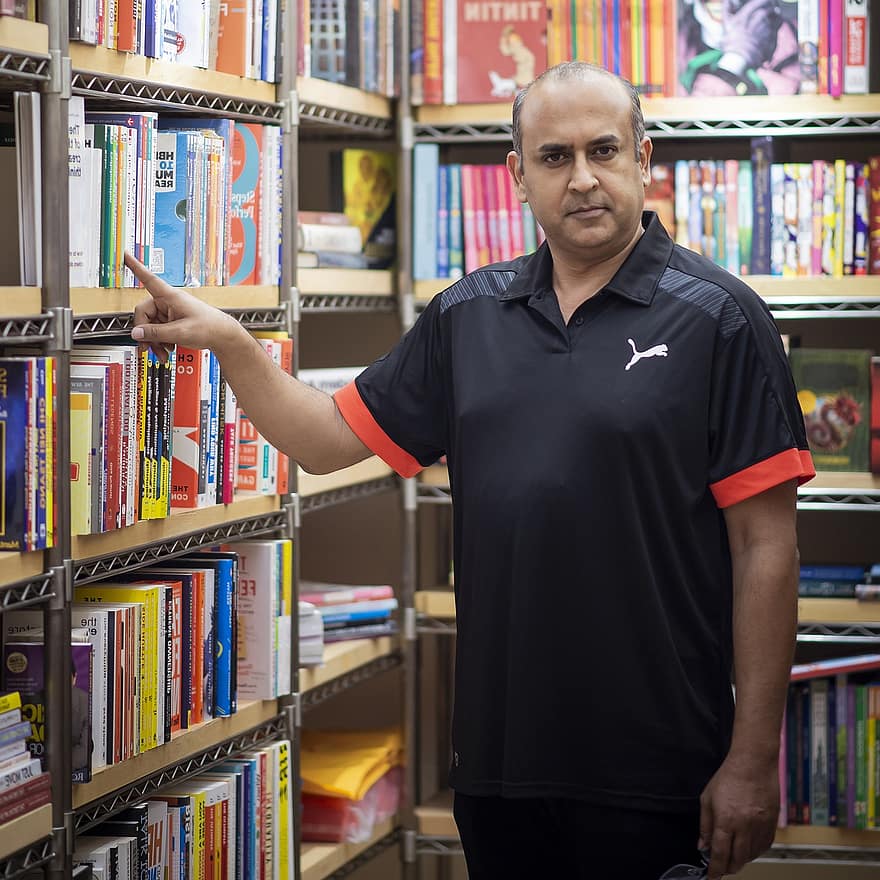 dharmendra rai, giảng viên bản đồ tư duy, Tác giả Ấn Độ, Brain Literacy Trainer, Huấn luyện viên bán hàng vô hình, tác giả, đàn ông, thư viện, giá sách, sách, trong nhà