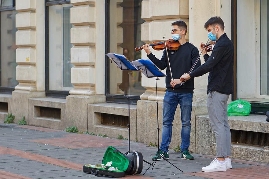 muchachos, violín, calle, músicos, Tocando el violín, artistas callejeros, gente, al aire libre, edificio, urbano, atracción turística
