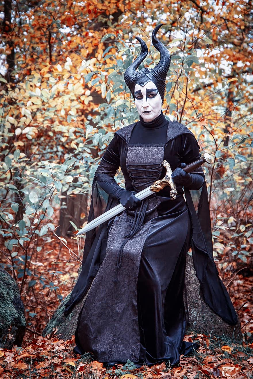 ведьма, меч, костюм, косплей, костюм на Хэллоуин, костюм ведьмы, колдовство, Викка, фантастика, лес, готика
