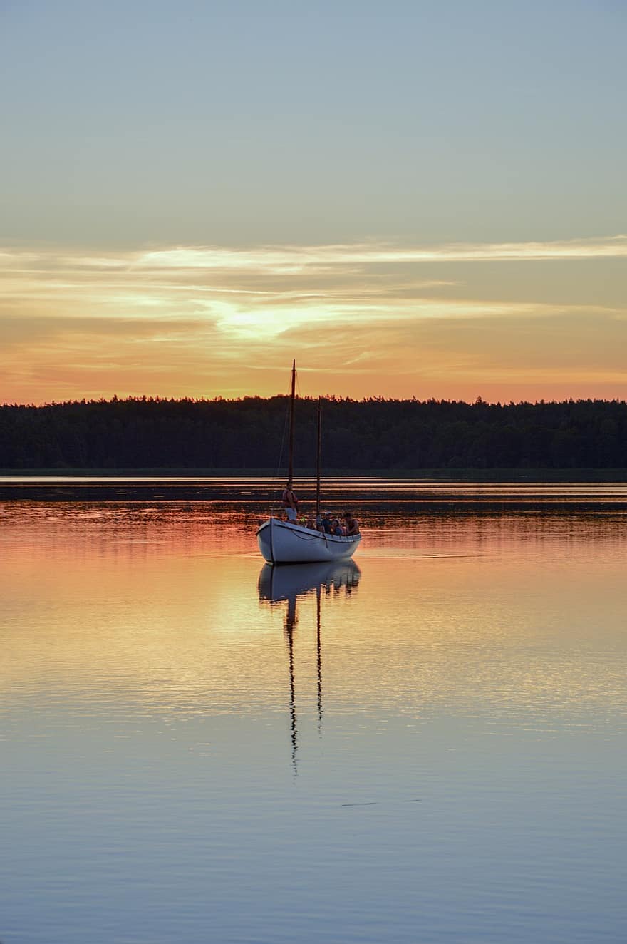 lago, bote, puesta de sol, reflexión, reflejo, imagen de espejo, velero, gente, vacaciones, arboles, bosque