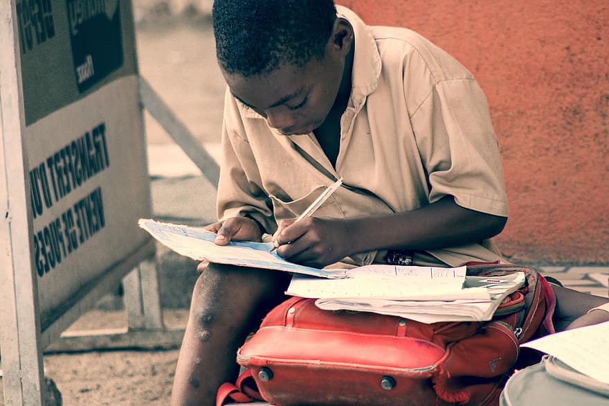 dziecko, chłopak, student, szkoła, książki, notatki, uczenie się, afrykanin, ciekawy, skupiony