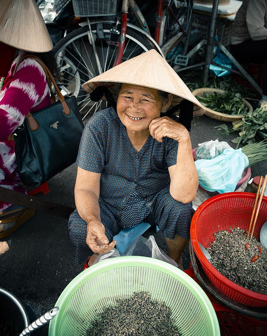 yaşlı kadın, gülümseme, satıcı, sokak satıcısı, büyükanne, yaşlı, çiftçi şapkası, asya konik şapka, konik şapka, Asya