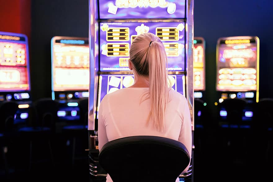 Jeune, femme, en jouant, fente, machine, casino., jeux d'argent, concept, adulte, pari, brouiller