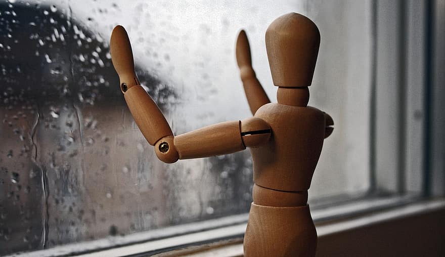 figura di legno, finestra, pioggia, gocce, tempesta, legna, uomini, una persona, giocattolo, mano umana, avvicinamento