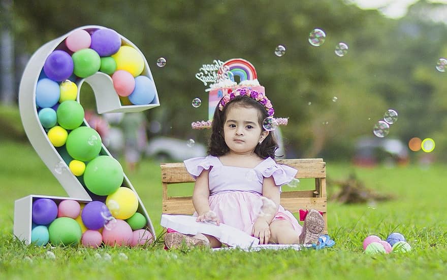 Geburtstag, kleines Mädchen, 2. Geburtstag, Geburtstagsfeier, Geburtstags-Fotoshooting, Hinterhof, Geburtstagsparty