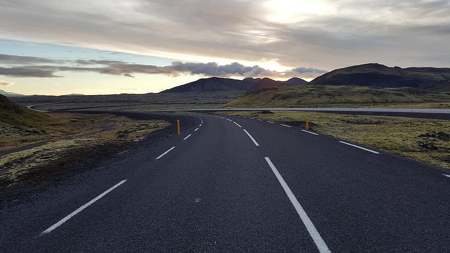 la carretera, montañas, paisaje, curva, asfalto, largo camino, ruta, campo, naturaleza, Islandia, nublado