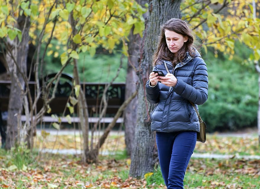 жена, смартфон, на открито, парк, дървета, есен, падане, един човек, Дами, начин на живот, мобилен телефон