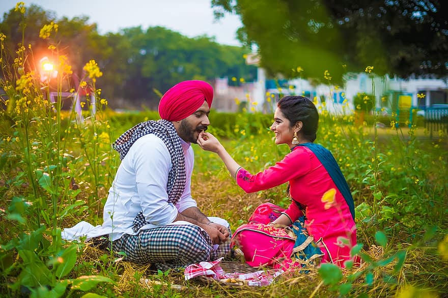 coppia, romantico, indiano, amore, romanza, pre matrimonio, donna, uomo, fiori, campo, parco