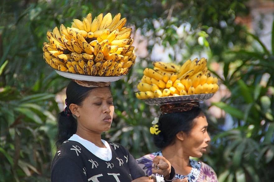 mujer, Fruta, plátanos, equilibrar, cuenco, bali, Indonesia, exótico