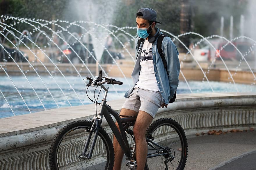 мальчик, молодой, человек, велосипед, смартфон, маскировать, голова, фонтаны, бассейн, всплеск