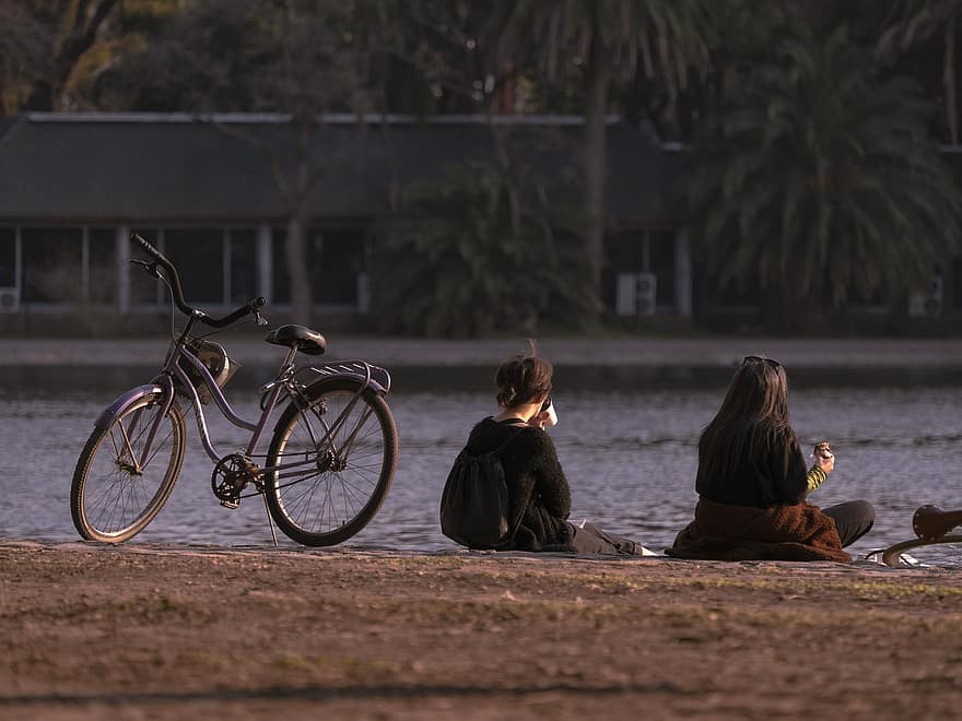 жінки, друзі, дозвілля, на відкритому повітрі, велосипед, відпочиваючи, сидячи, озеро