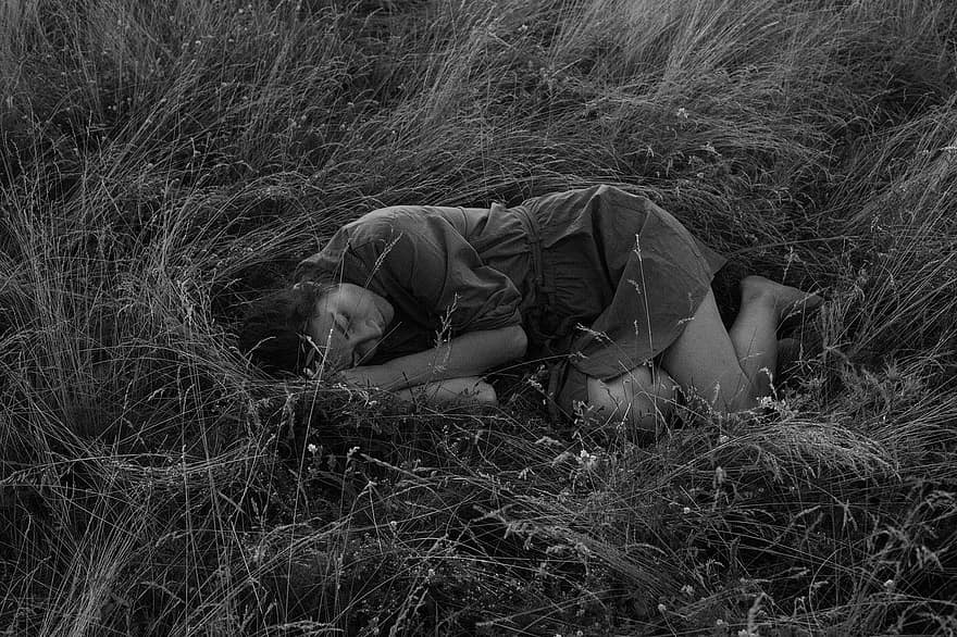 Ve down ve go. Девушки на траве лежат черно белое. Девушка лежит в траве черно белые фото. Старое фото девушка лежит.