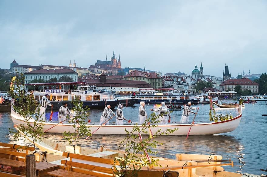 プラハ、祭り、川、ローイング、ボート、ボートフェスティバル、ドラゴンボートフェスティバル、観光、光、夕暮れ、トワイライト