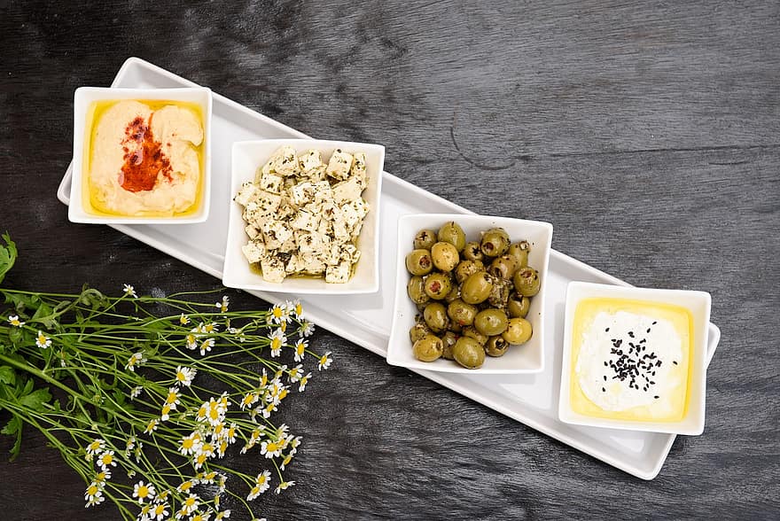 oliivit, juusto, pukeutuminen, kastike, ruoka, maukas, herkullinen, gourmet, kukat, pöytä
