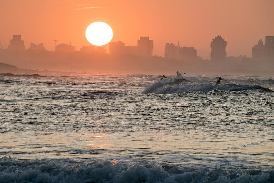 zonsondergang, strand, silhouet, man, surfer, boord, surfing, water, zee, zomer, punta del este