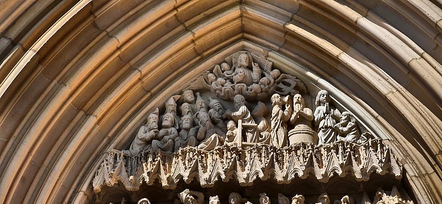 Kristus karalis, baznīca, gotiskais, skulptūras, portālu