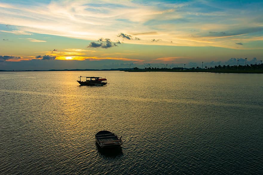залез, море, лодки, слънце, слънчева светлина, небе, облаци, природа, Халонг Бей, Виетнам