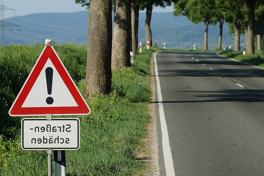 la carretera, camino, daños en la carretera, avenida, tráfico, firmar, peligro, árbol, señal de advertencia, transporte, bosque