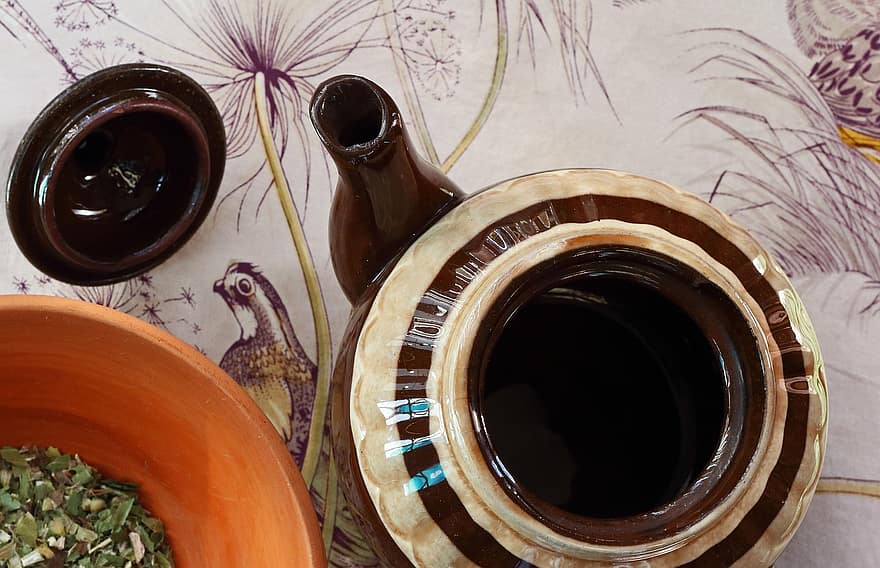 Betty Brown Teekanne, Keramik, Terrakotta-Schale, grüne Teeblätter, Kräuter-