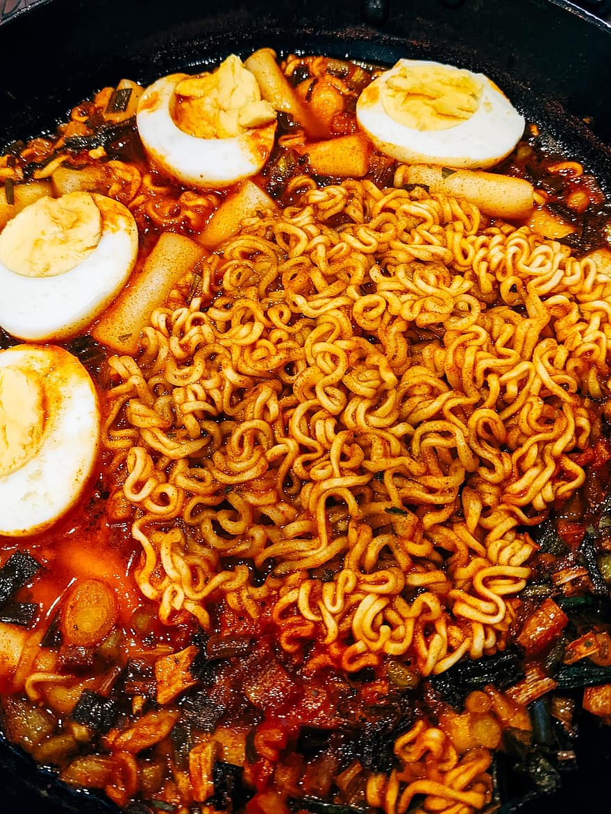 Ramen, spaghetti, tteokbokki, asiatisk mat, mat, maträtt, lunch, middag, mellanmål, måltid, kryddig ramen