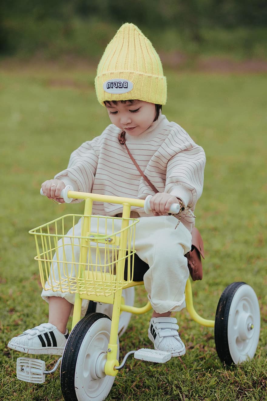 malá holka, jízda na kole, park, kolo, dítě, roztomilý, chlapci, dětství, zábava, veselý, usmívající se