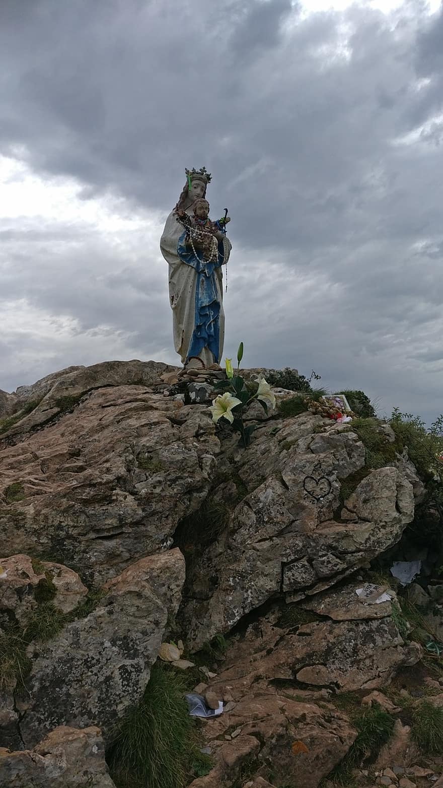 Vierge De Biakorri、カミノ、ヤコブスベク、男達、山、冒険、ハイキング、山頂、女性たち、崖、一人