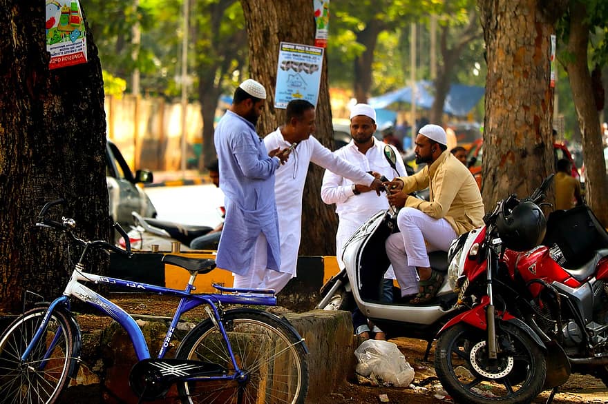 gesprek, mensen, Indiaas, scooters, motorfietsen, parkeerplaats, straat, buitenshuis, stedelijk, stad, praten