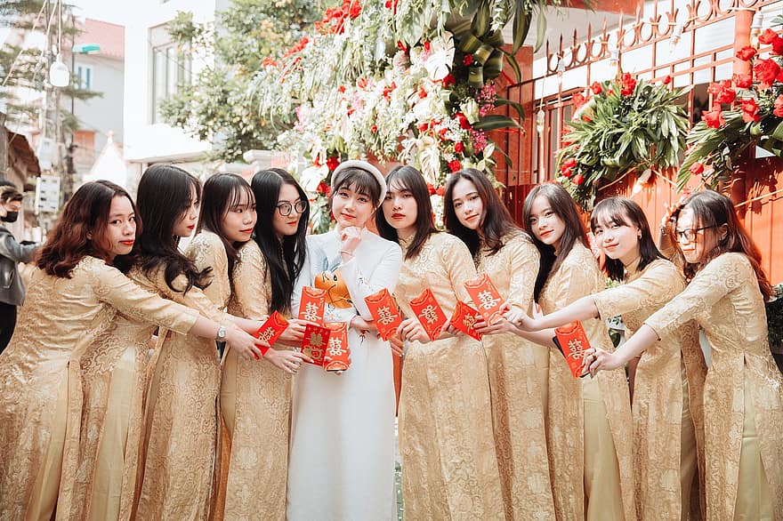 vietnamesisk brud, vietnamesisk bryllup, brudepiker, ao dai, tradisjonelt bryllup, bryllupskjole, sminke, mote, kvinner, vietnamesisk, Vietnam nasjonalkjole