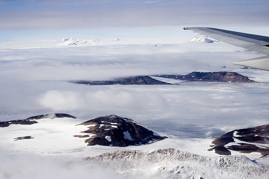 ग्रीनलैंड, पहाड़ों, बादलों, शिखर, शिखर सम्मेलन, हिमपात, ठंढ, जमे हुए, बर्फ, विमान का पंख, आकाश