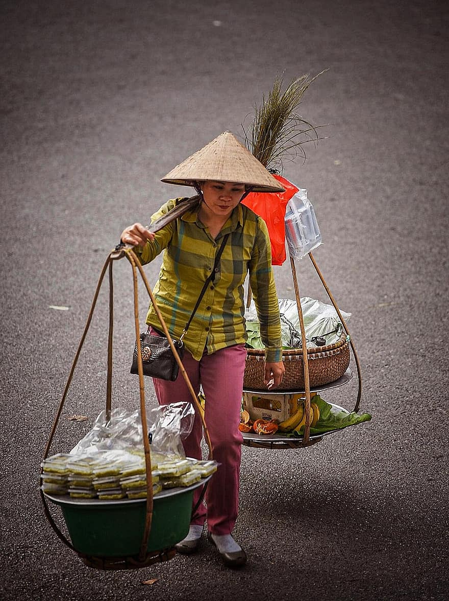 женщина, продавец, вьетнамский, улица, мостовая, уличный торговец, коническая шляпа, продажа, товар, на открытом воздухе, Ханой