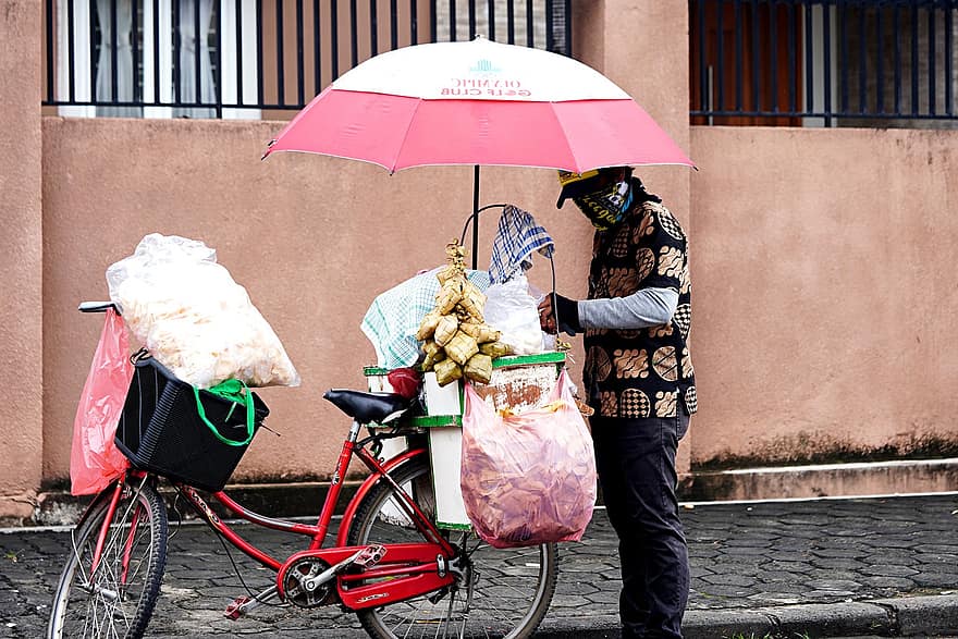 улична храна, храна, продавач, мъж, чанта, хора, чадър, градски живот, възрастен, Дами, дъжд