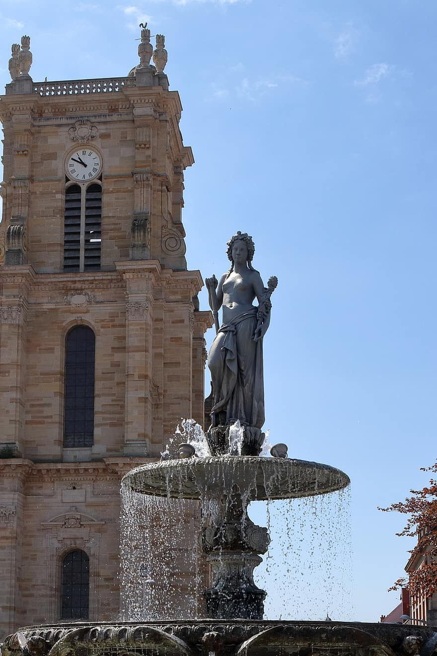 skulptur, fontene, kirketårnet