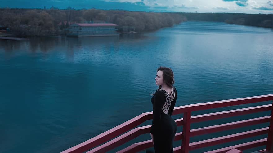 vestido negro con una hendidura, en la espalda, agua, río, niña, reflejo en el agua, paisaje, naturaleza, paseo, Dom, orilla del río