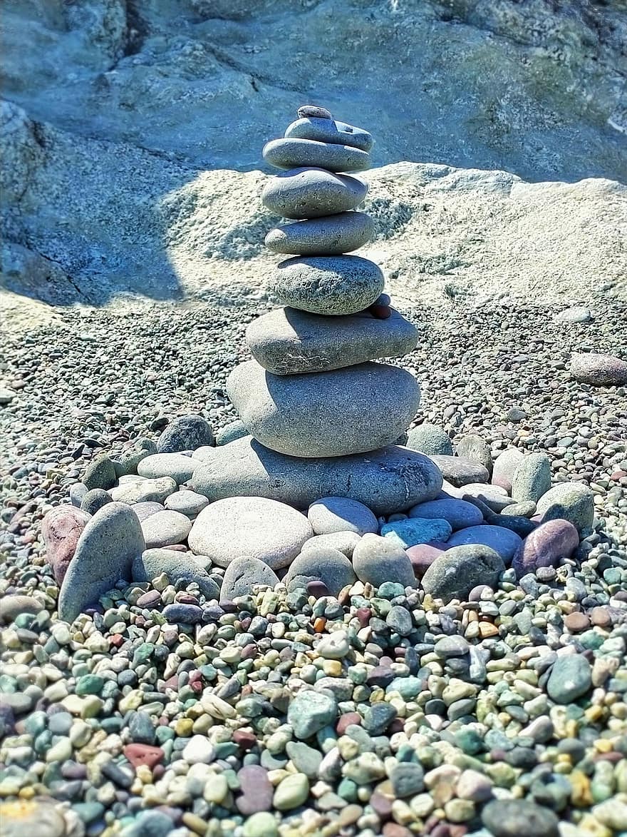 пляж, крупная галька, каменная пирамида из камней, гурий, каменный стек