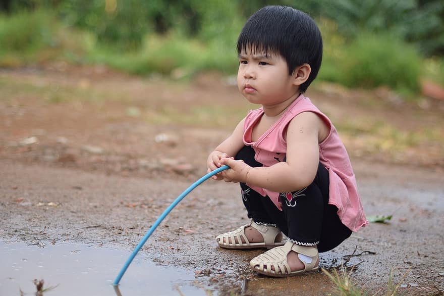 mazulīte, pļava, Maza meitene, kas spēlējas ar ūdeni, spēlē ar ūdeni, Lietus peļķe, toddler, mazulis, bērniem, Āzijas bērns, bērns, gudrs
