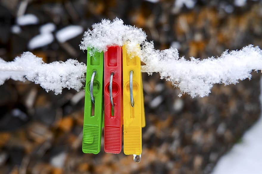 clothespins, zăpadă, clemă, plastic, atârna, colorat, roșu, galben